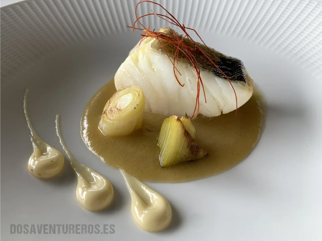Bacalao confitado, porrusalda y puerros confitados al romero restaurante puebloastur