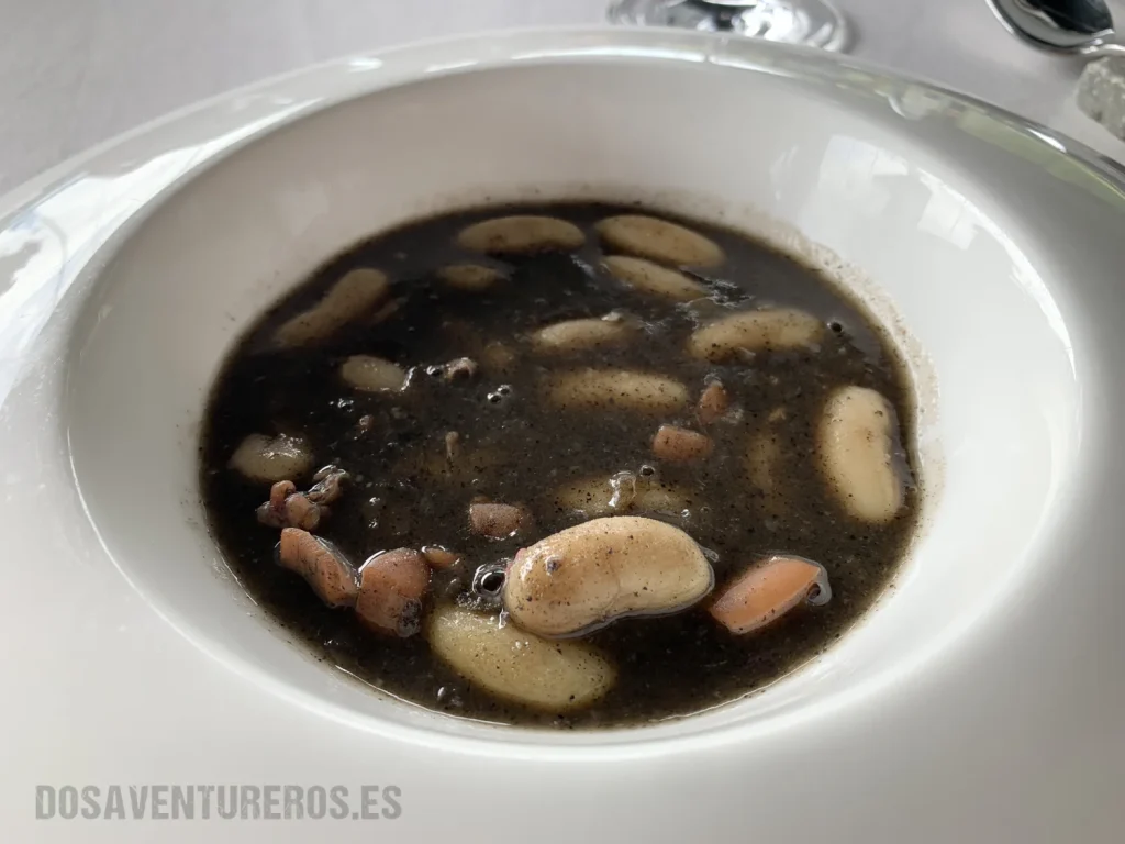 Fabes frescas con guiso de calamar en su tinta puebloastur