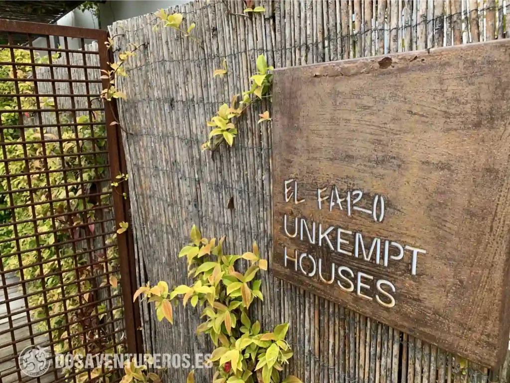 el faro unkempt houses entrada